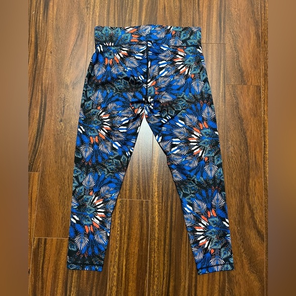 MinkPink women’s large Move 7/8 leggings, feather leaf print, blue orange white - Picture 3 of 12